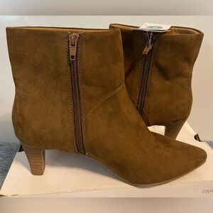 Brand New Universal Thread Women Ankle Booties Tan‎ Suede Pointed Toe Size 8